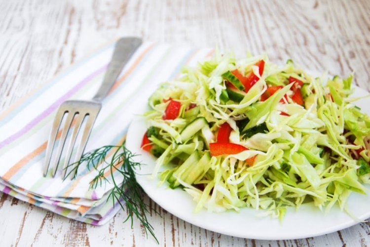Ensalada de verduras con calabacín y col