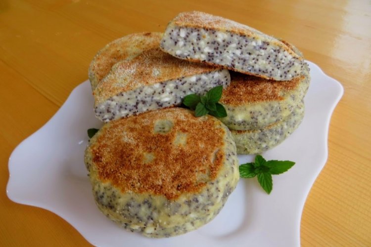 Semolina Patties with Poppy Seeds