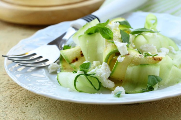 Ensalada de calabacín con requesón