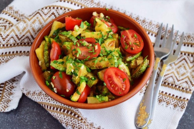 Zucchini Salad with Spinach and Tomatoes