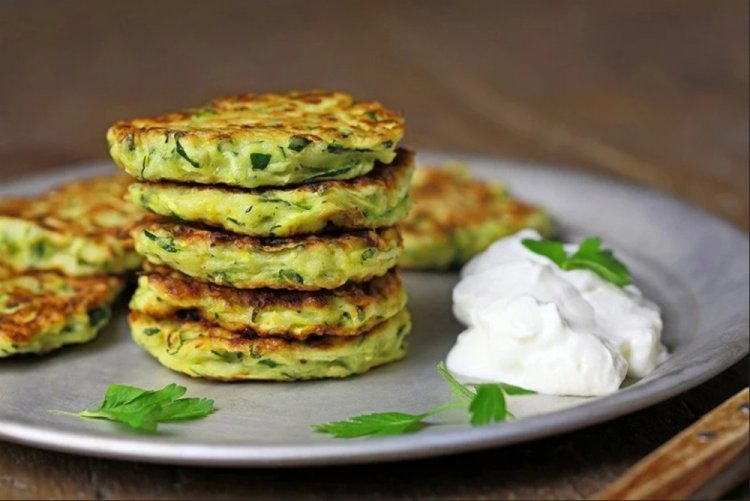 Tortitas de calabacín con hierbas y ajo