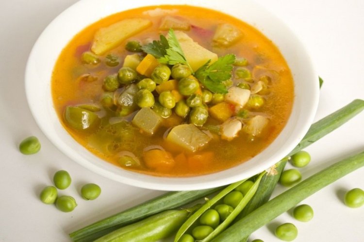 Zucchini Soup with Chicken and Green Peas