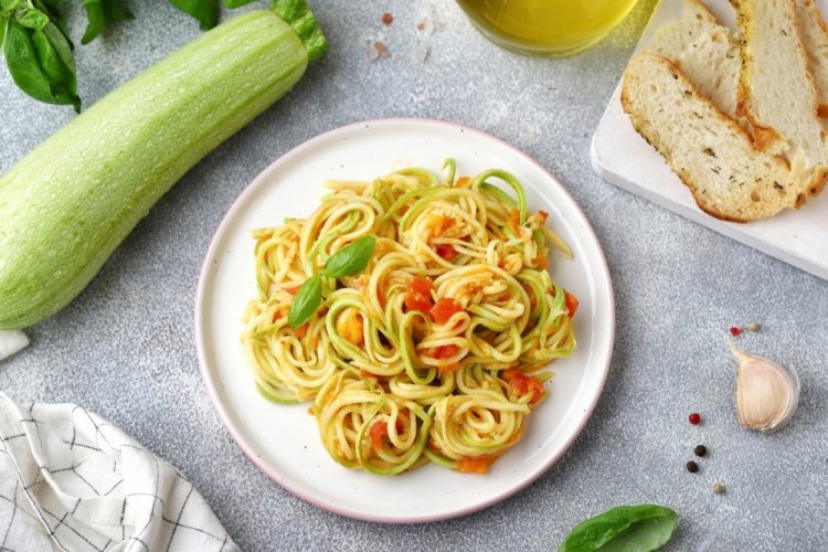 Zucchini Spaghetti with Tomatoes and Bacon