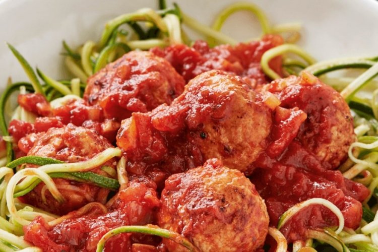Zucchini Spaghetti with Meatballs and Tomato Sauce