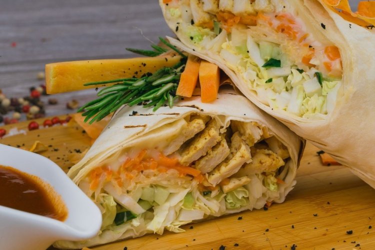 Shawarma saludable con pollo cocido y col china