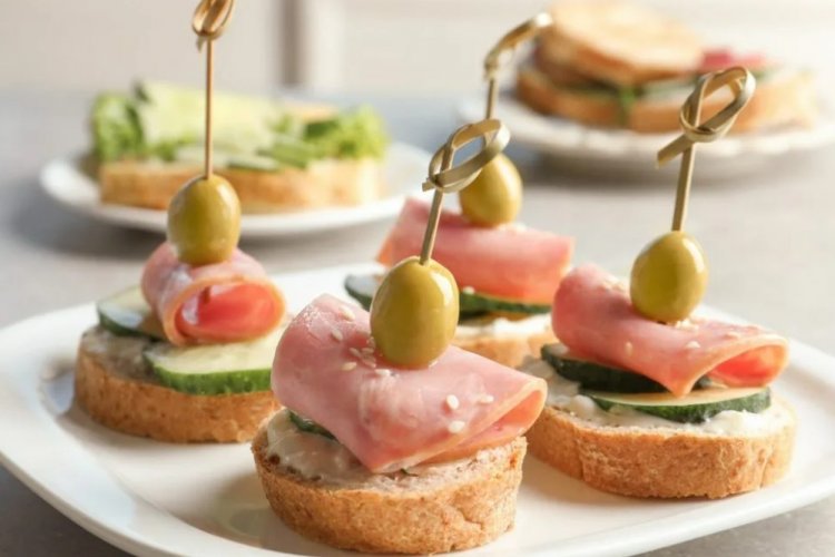 Canapés with Cucumber and Ham