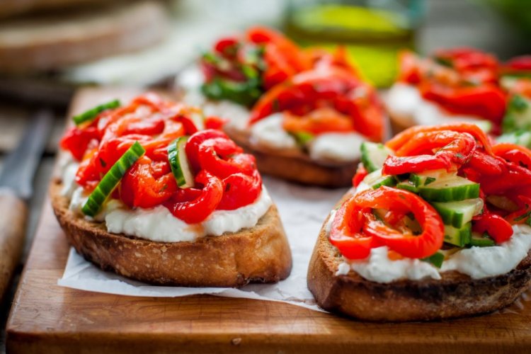 Bruschetta with Cucumber and Bell Pepper
