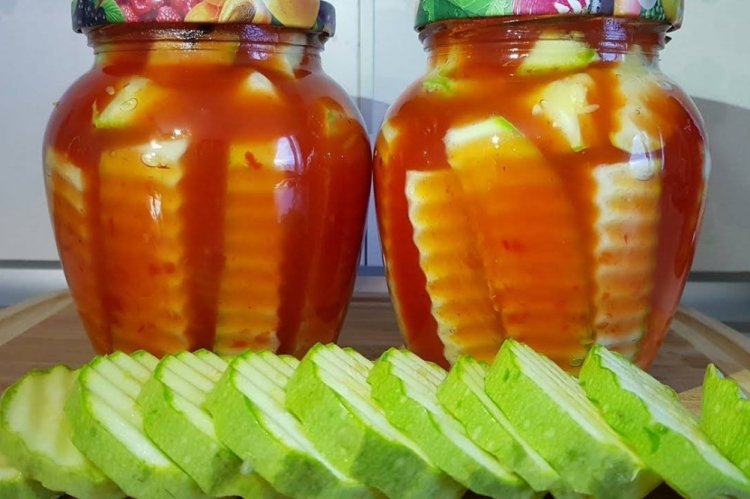 Calabacines con ajo y kétchup de chile para el invierno