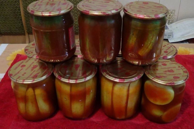 Pepinos y calabacines con kétchup de chile para el invierno