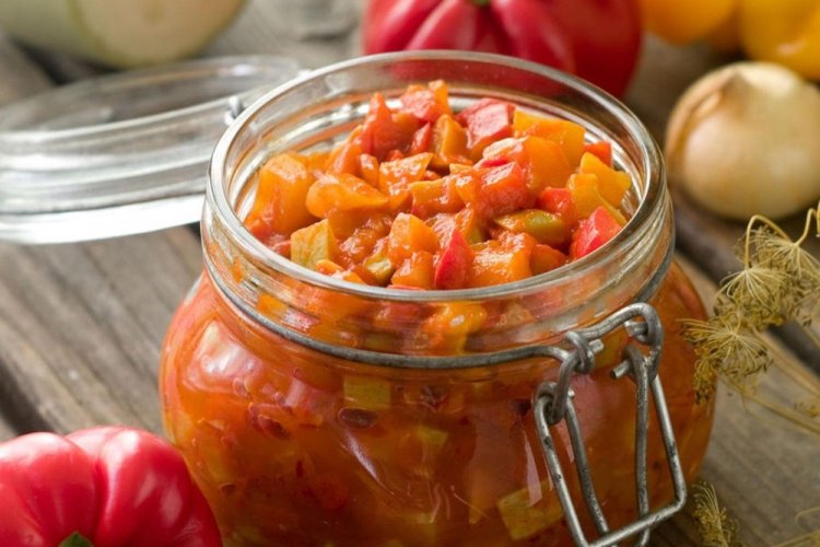 Calabacines con pimiento morrón y kétchup de chile para el invierno