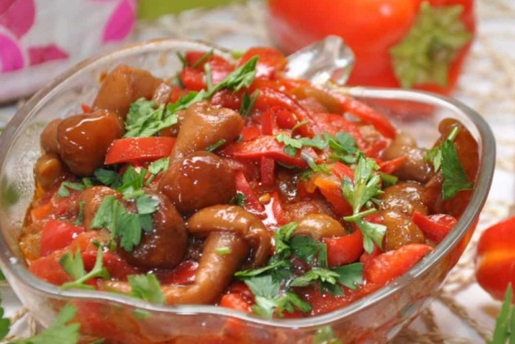 Suillus Mushroom and Bell Pepper Salad