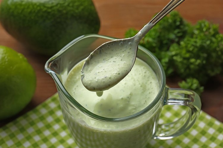 Salsa de aguacate para ensaladilla rusa y ensaladas