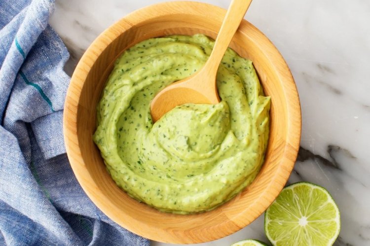 Salsa de aguacate y queso con menta