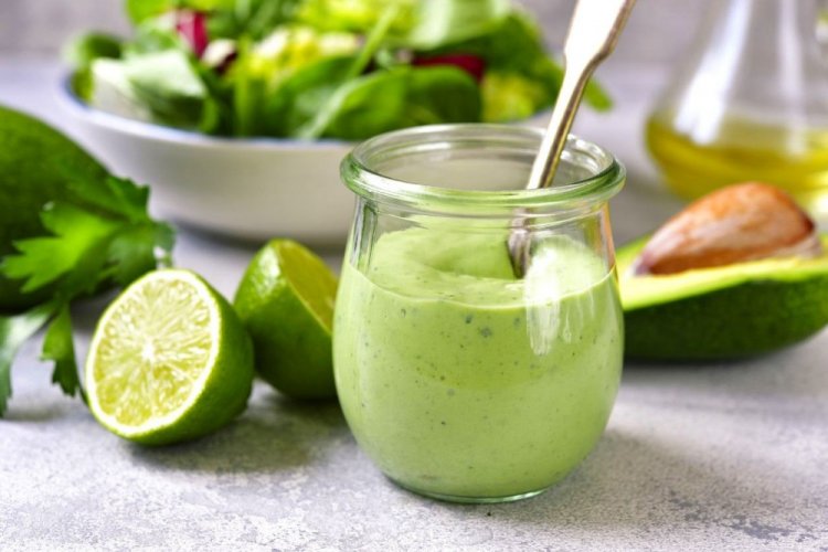 Salsa de aguacate y yogur con cilantro