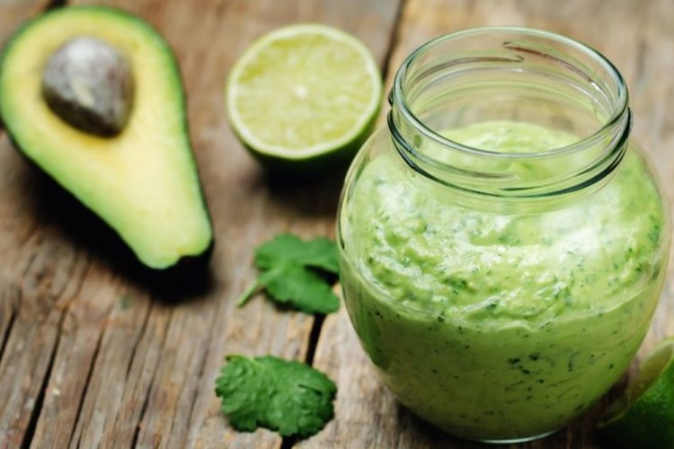 Salsa de aguacate con lima
