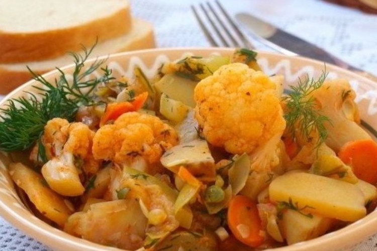 Estofado de verduras con calabacín, coliflor y patatas