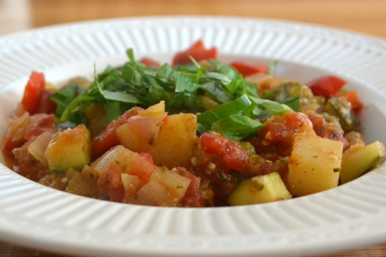 Estofado de verduras con calabacín y patatas en olla de cocción lenta