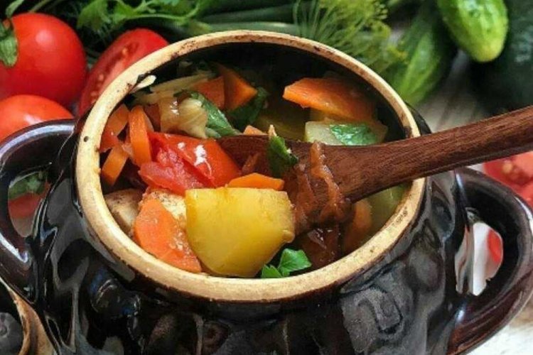 Estofado de verduras con calabacín y patatas en cazuelas de barro