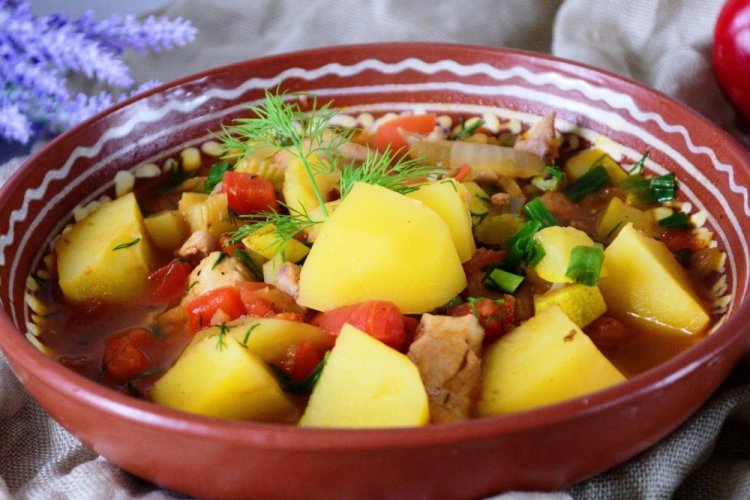 Estofado de verduras con pollo, calabacín y patatas