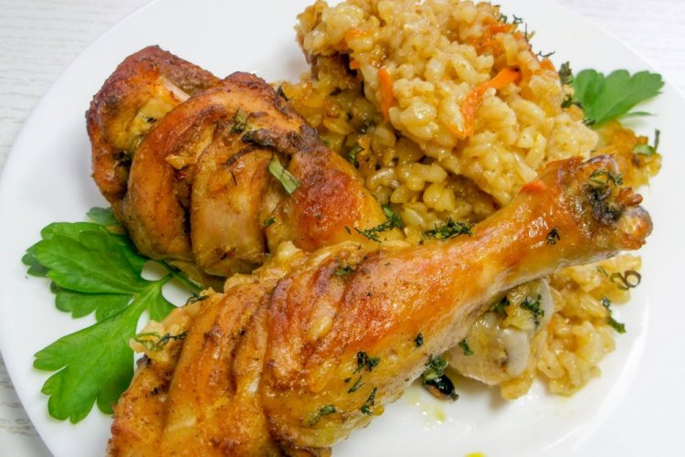 Chicken Drumsticks with Rice and Spinach in the Oven