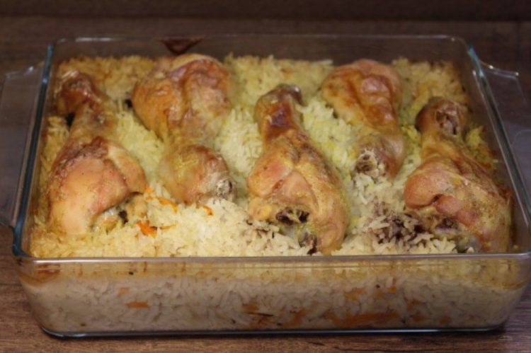 Chicken Drumsticks with Rice and Apples in the Oven