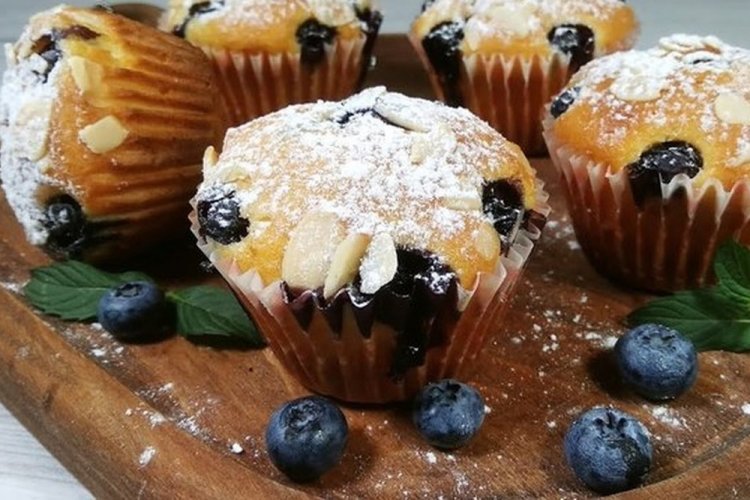 Muffins de requesón con arándanos y almendras