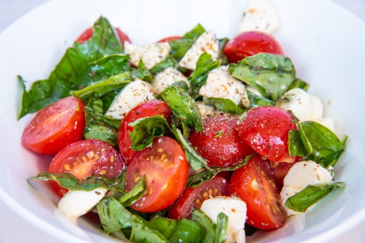 Salad with Tomatoes, Spinach, and Mozzarella