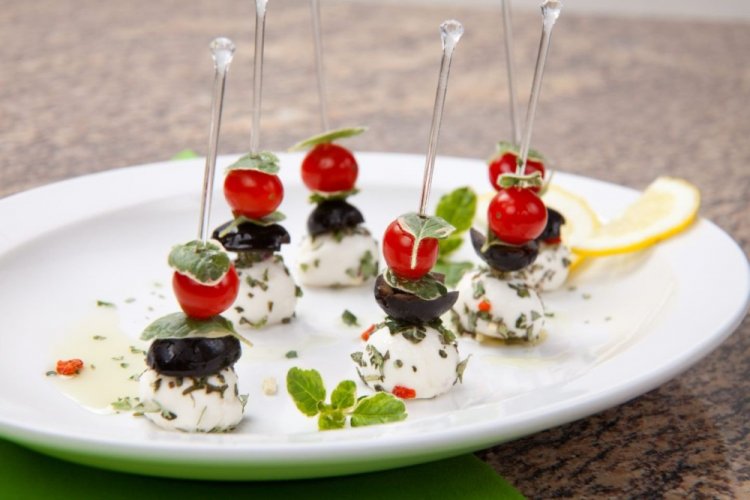 Canapés with Mozzarella and Olives