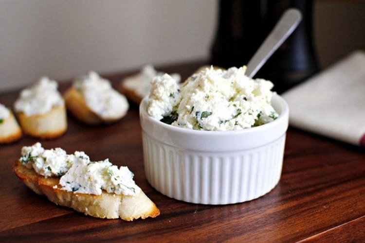 Mozzarella and Basil Spread
