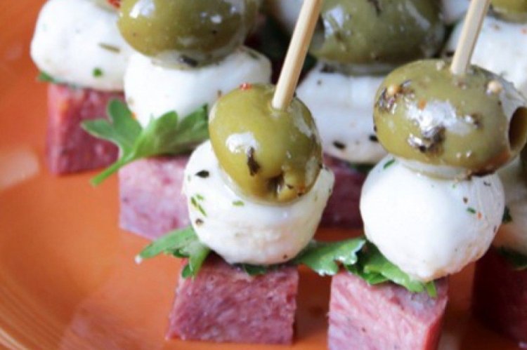 Canapés with Mozzarella and Sausage