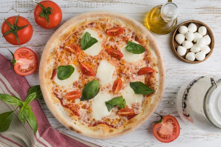 Pizza Margherita with Mozzarella