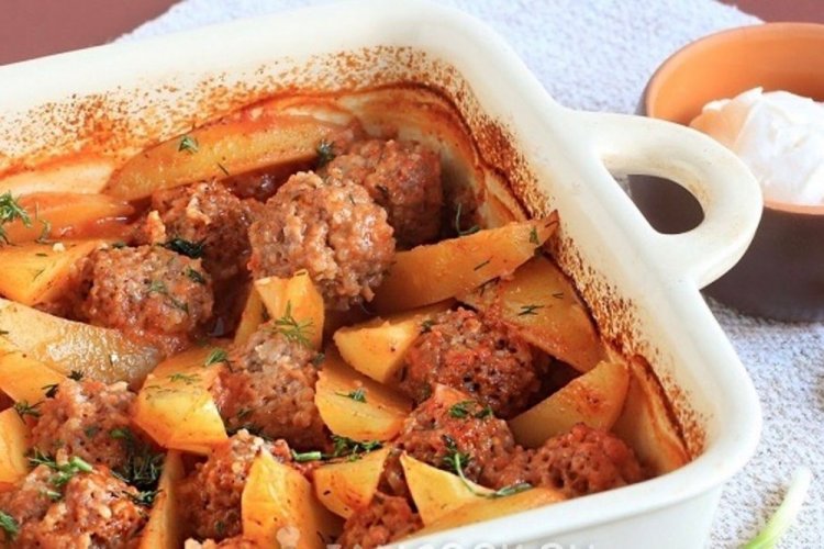 Albóndigas con patatas en salsa de tomate