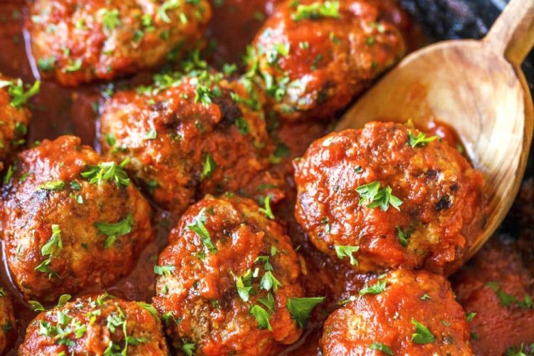 Albóndigas con trigo sarraceno en salsa de tomate