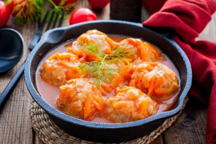 Albóndigas en salsa de tomate con arroz en sartén