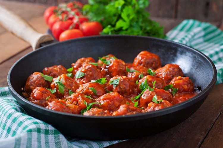 Albóndigas en salsa de zumo de tomate