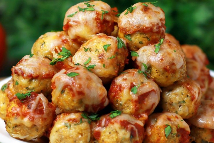 Albóndigas en salsa de tomate con queso