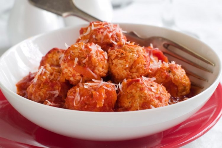Albóndigas con salsa de tomate en olla de cocción lenta