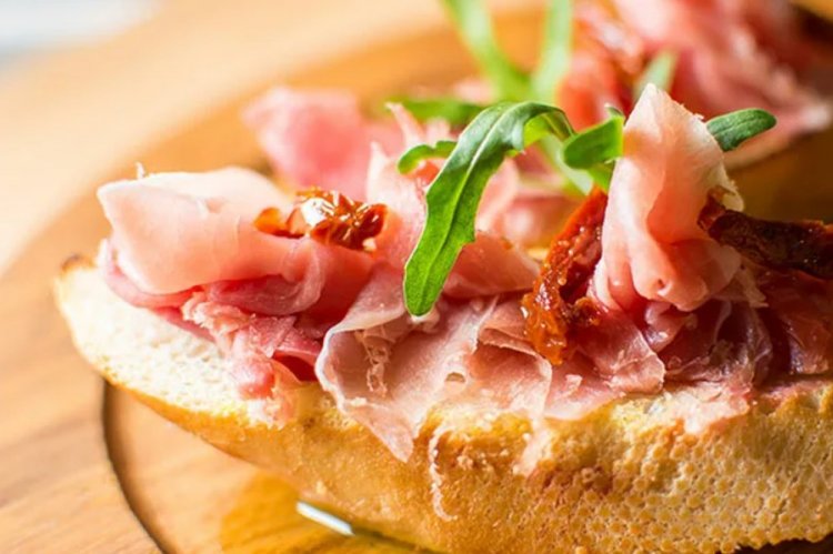 Bruschettas con tocino y queso crema