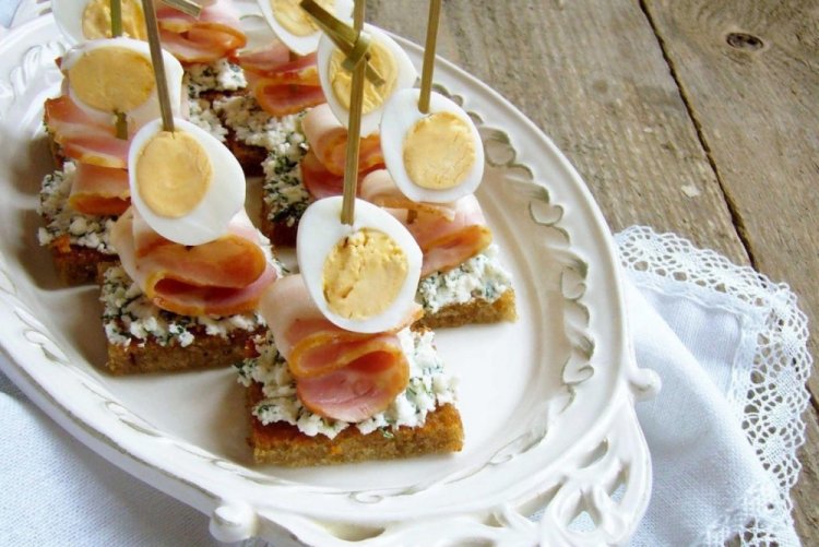 Canapés con tocino y huevos de codorniz