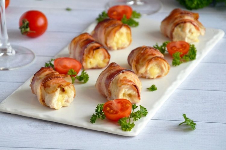 Rollitos de tocino con huevo y queso