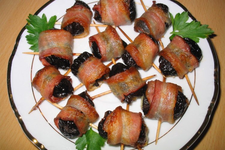 Rollitos de tocino con ciruelas pasas
