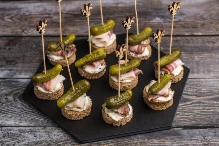 Canapés con tocino y pepinillos