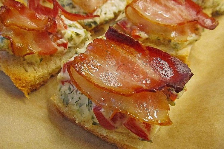 Bruschettas con tocino frito