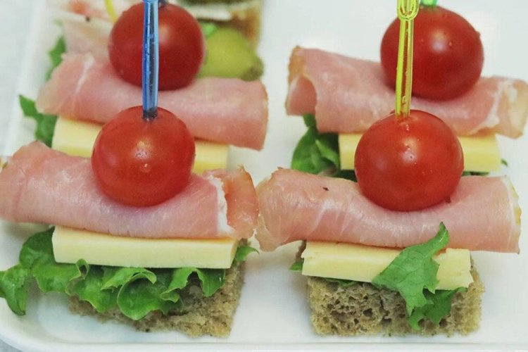 Canapés con tocino, tomates y queso