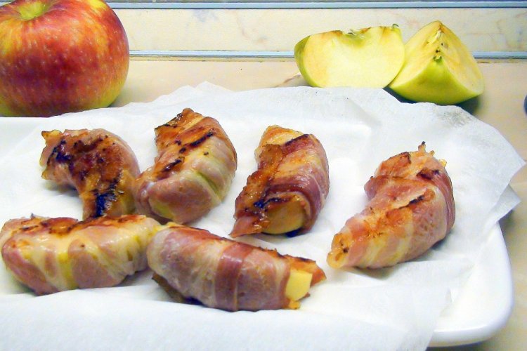 Manzanas envueltas en tocino