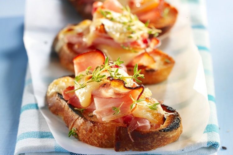 Bruschettas con tocino, cebolla y queso de cabra