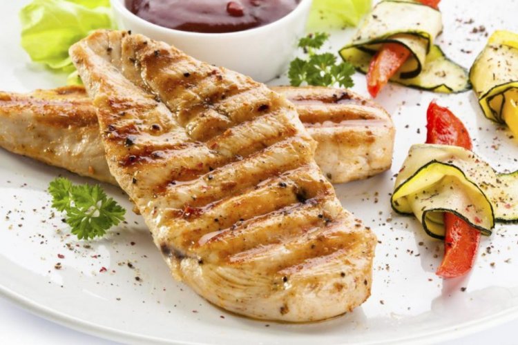 Grilled Chicken Breast Marinated with Tomatoes and Kiwi