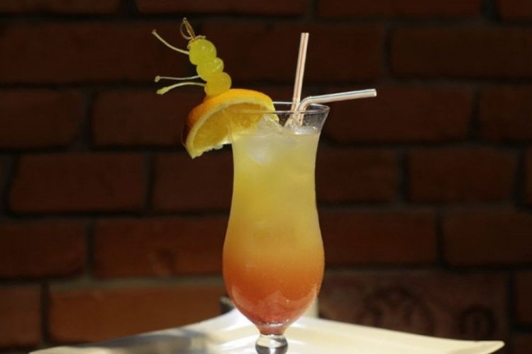 Cóctel con limoncello y schnapps de melocotón