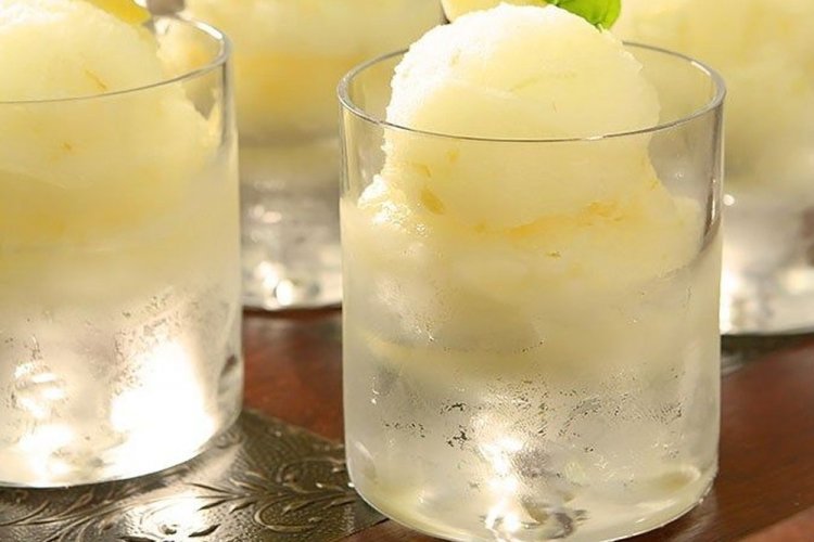 Cóctel con helado y limoncello
