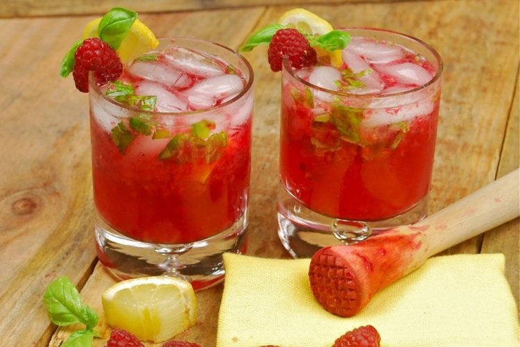 Cóctel de frambuesa con limoncello y champán